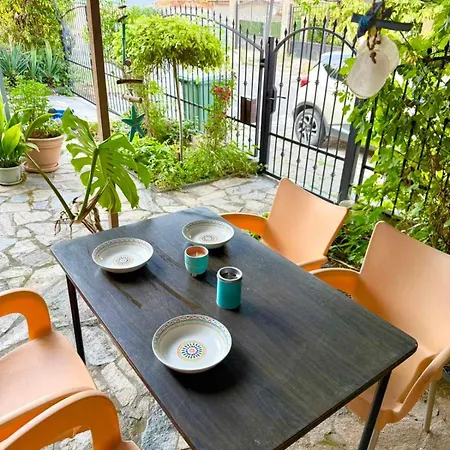 Apartman In Desi's House *